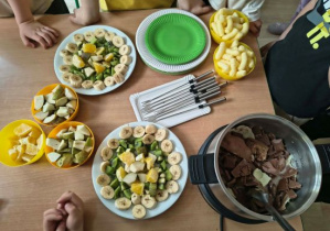 Smakołyki potrzebne do degustacji z rozpuszczoną czekoladą.