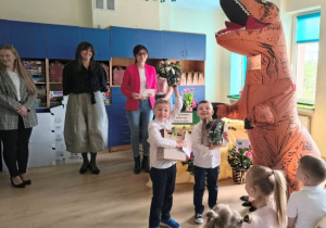 Olek i Igor odbierają nagrodę.