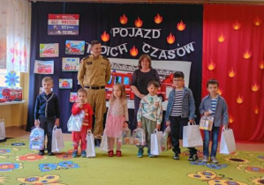 Wspólne zdjęcie laureatów konkursu plastycznego.