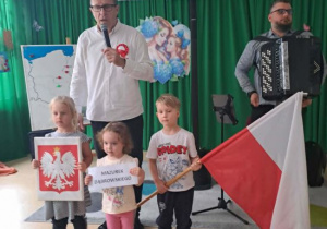 Dzieci przedstawiają symbole Polski.