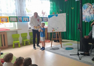 Maks gra na trąbce.