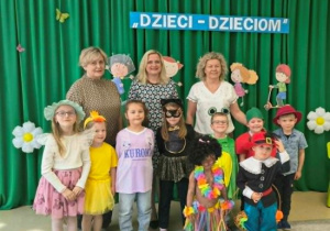 Wspólne zdjęcie jury oraz uczestników konkursu recytatorskiego.