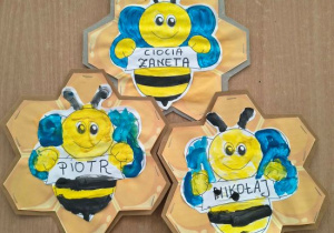 Pszczółki pomalowane farbami.