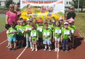 Grupa Jeżyków na tle baneru.