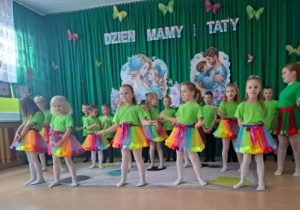 Dzieci występują na scenie dla rodziców.