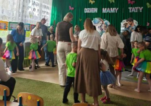 Dzieci tańczą wspólnie z rodzicami.