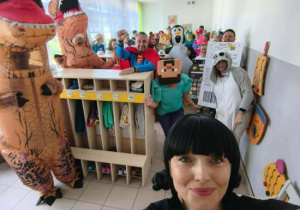Rodzice w przebraniach oczekujący na dzieci.