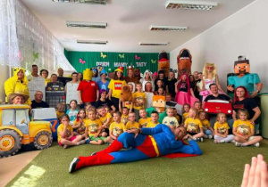 Zdjęcie grupowe dzieci z przebranymi rodzicami.