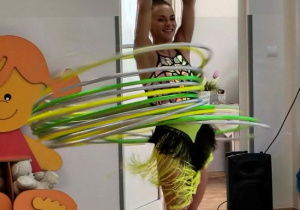 Pani kręci dużą ilością hula-hop na brzuchu.