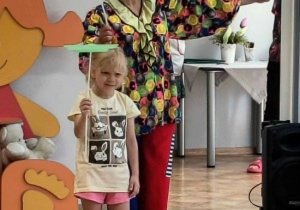 Milenka z Panią kręcą talerzykiem na patyku.