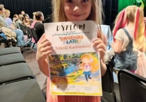 Nikola prezentuje zdobyty dyplom.