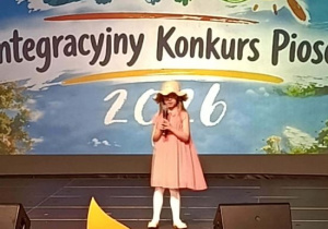 Nikola śpiewa piosenkę na konkursie.