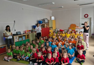 Dzieci oglądają przedstawienie teatralne.
