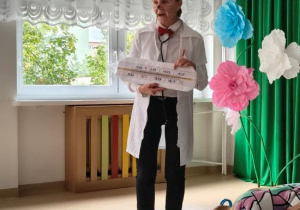 Pani Doktor Aneta pokazuje termometr.