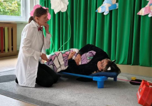 Pani Doktor Aneta osłuchuje chorego kotka.