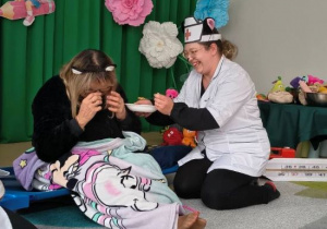 Pielęgniarka Paulina podaje kotkowi zdrowy posiłek.