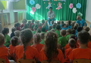 Pani Dyrektor rozmawia z dziećmi.