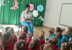 Pani Dyrektor czyta dzieciom książkę w Dniu Głośnego Czytania.