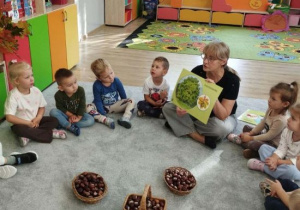 Pani opowiada dzieciom o kasztanowcu.