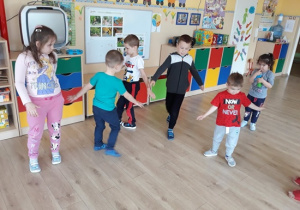 Dzieci podczas zabawy ruchowe