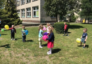 Dzieci biegają z balonikami