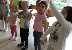 Wspólny taniec przedszkolaków