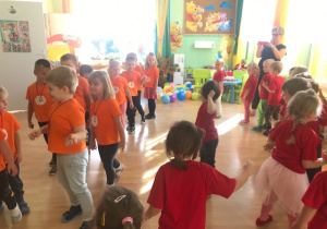Dzieci podczas wspólnego tańca.