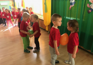 Wesoły taniec dzieci z balonami.
