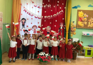 Dzieci z grupy III w biało - czerwonych strojach gotowi do śpiewania hymnu