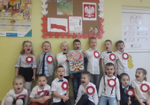 Dzieci z grupy VI pięciolatki odświętnie ubrane uroczyście odśpiewały hymn Polski