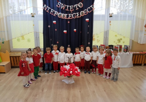 Dzieci z grupy I w biało - czerwonych strojach