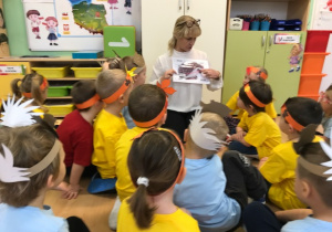 Dzieci poznają budowę jeża.