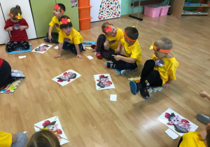 Dzieci z grupy III układały obrazek jeża.