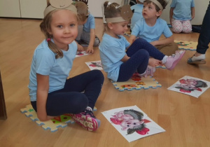 Dzieci z grupy IV układały obrazek jeża.