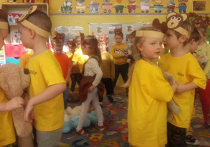 Dzieci podczas tańca z misiami.