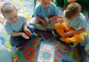 Chłopcy ułożyli puzzle na dywanie