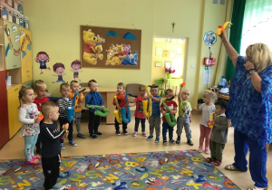 Dzieci nasladują prowadzącą, grają i tańczą