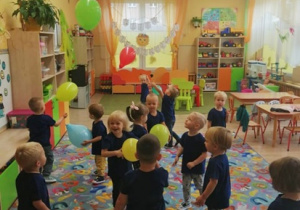 02 Dzieci podczas zabawy z balonami
