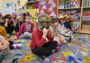 14 Dzieci w karnawałowych maskach.