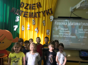 Grupa Dzieci przed napisem tematycznym "Dzień Matematyki"