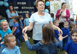 Pani Dyrektor w tańcu z dziećmi