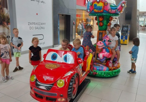 Dzieci przy autku