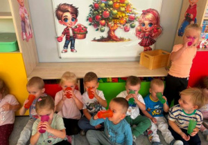 Dzieci piją przepyszny sok jabłkowy.